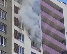 Мешканці рятували один одного: під Києвом палав 13-й поверх багатоповерхівки (відео)