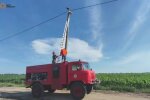 “Кожне життя важливе”. У Борисполі рятувальники-добровольці врятували зі стовпа лелеку, який застряг