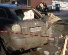 З київського ТРЦ на машину впала крижана брила