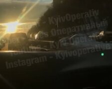 У Києві авто таксі занесло на парапет (відео)