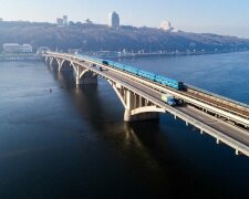 У Києві обмежать рух на мосту Метро через ремонтні роботи