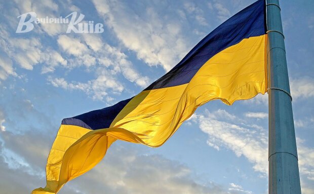 Снігопад знову змусив приспустити головний прапор України