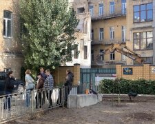 Вивозять цеглу зі зруйнованих стін — на місці зруйнованої пам'ятки на Рейтарській активісти перешкоджають забудовнику