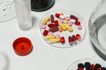 У Києві судитимуть начальницю та двох співробітниць приватної лабораторії, що надавали "правильні" висновки для фальсифікованих ліків з Індії