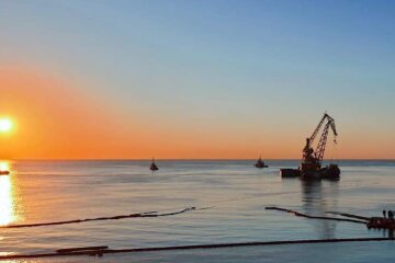 Не пройшло й року: танкер Делфі нарешті успішно відбуксували з одеського пляжу (відео)