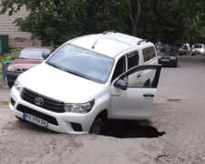 У Солом’янському районі машина провалилася колесом під асфальт
