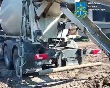 У Києві виявили забруднення водойми біля Подільського мосту бетоном, проводиться розслідування