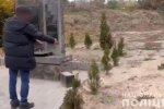 Поліцейські знайшли чоловіка, який пошкодив табличку пам’ятника жертвам Голокосту на Київщині (відео)