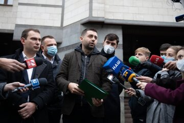 Арахамія особисто заніс до КСУ звернення про звільнення суддів: КСУ пообіцяв відповісти через 3 дня
