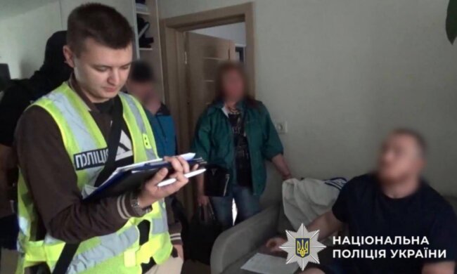 Правоохоронці викрили псевдо-чаклуна, який заробляв в інтернеті "зняттям порчі", але насправді "кидав на гроші"