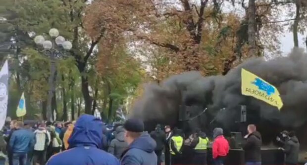 Депутатів ВР зустрічають димовими шашками (відео)