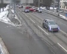 У Києві сталася ДТП за участю трьох авто — після зіткнення один з них вилетів на зустрічну смугу