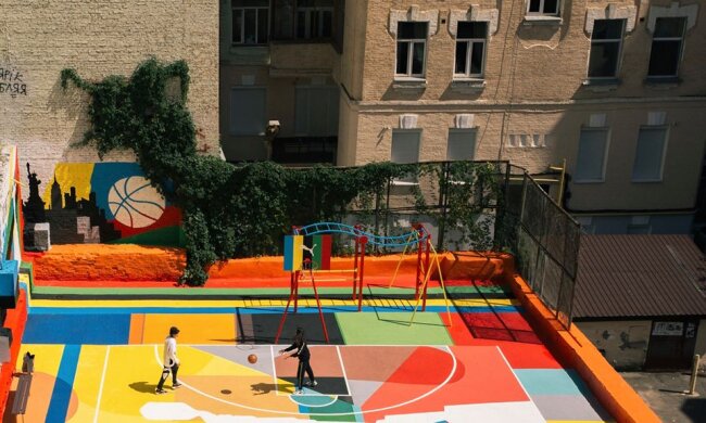 В кольорах 5 континентів: в центрі Києва з’явився яскравий баскетбольний майданчик
