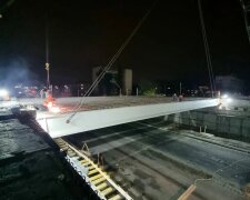 У Києві встановили нові 14 балок Дегтярівського мосту, на якому стався обвал в кінці вересня