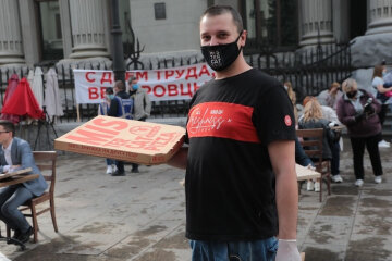 Київські ресторатори відкрили літній майданчик під Офісом Президента