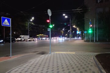 У Києві облаштували новий наземний перехід на Довженка, однак є негативні моменти