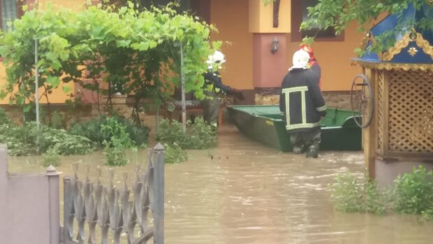 Сильні зливи наробили лиха: через повені на Західній Україні рятують людей (фото, відео)