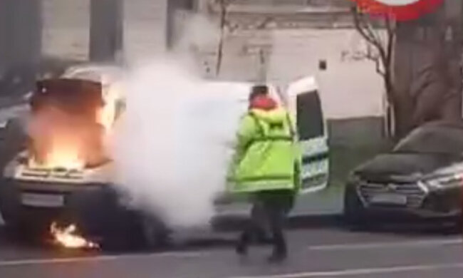 У Києві на Льва Толстого загорілась автівка (відео)