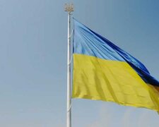 На флагшток найбільшого прапора України встановили новий тризуб (відео)