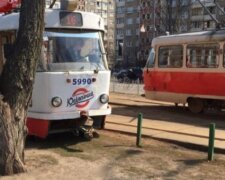 На київській вулиці зійшов з рейок трамвай