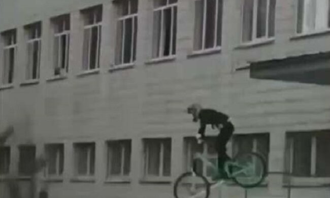 У Києві підліток зістрибнув на велосипеді з даху ґанку школи (відео)