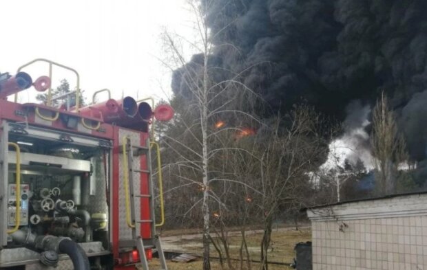 Російські загарбники вдарили по Чернігову: палає нафтобаза