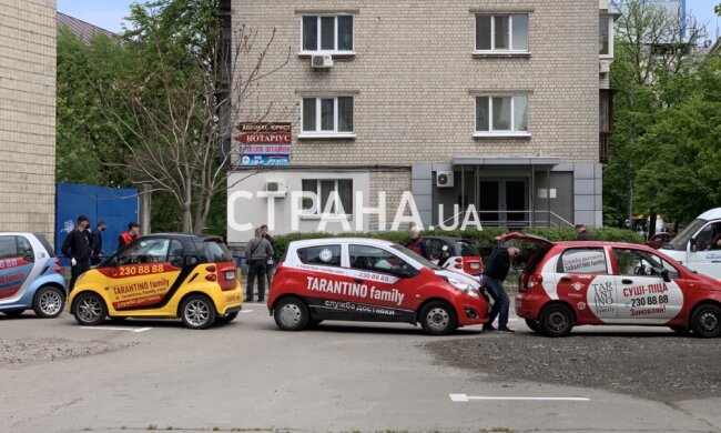 Машини з піцею проти комунальників: в Києві не дали демонтувати МАФ