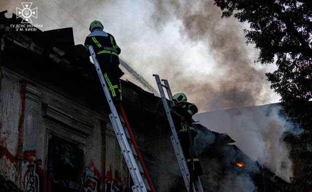 Рятувальники показали гасіння пожежі старовинної будівлі на Подолі — знадобилось майже 2 години