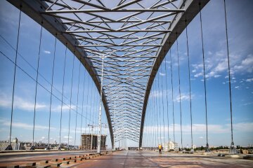 Корупція на будівництві Подільського мосту в столиці — заступник директора КП отримав підозру за збитки на ₴24 млн