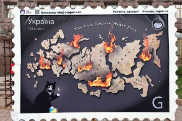 “Імперія зла має впасти” — на Хрещатику від активістів руху "ЧЕСНО" встановлено нову фотозону