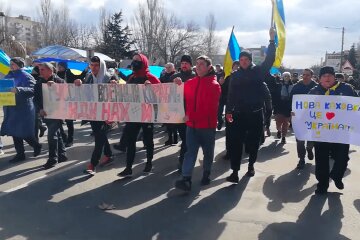 Нова Каховка – це Україна: тисячі людей вийшли на мітинг проти окупантів