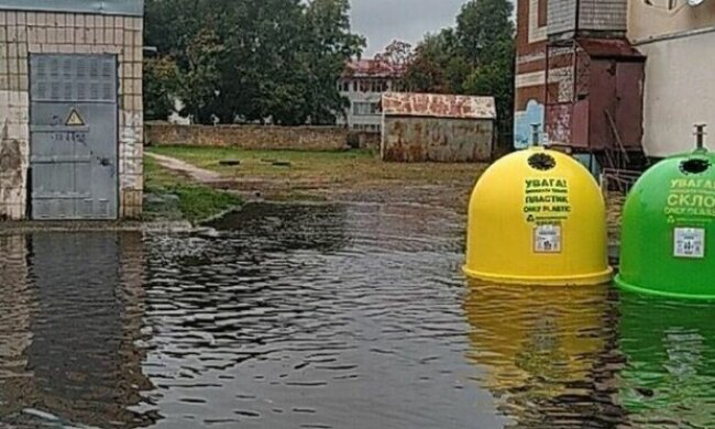 На Оболоні «попливли» сміттєві контейнери