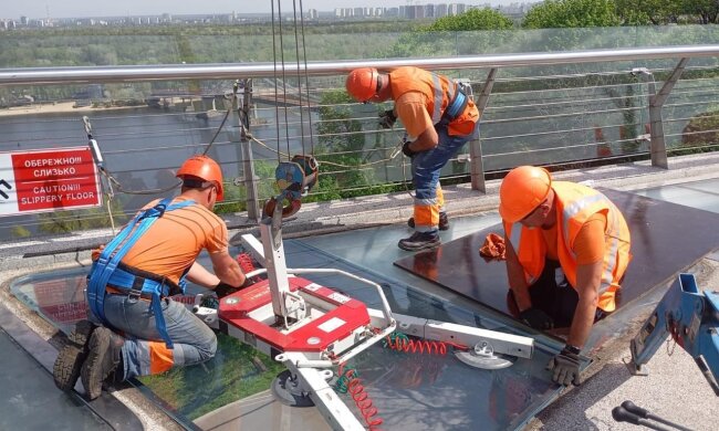 На "Скляному мосту" в Києві вкотре замінили розбите скло