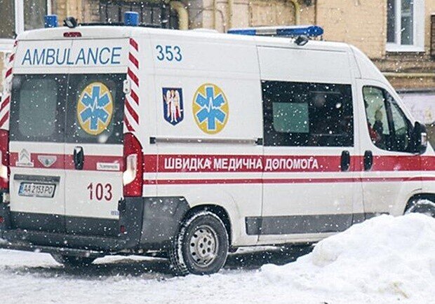 На Виноградарі сніг завадив співробітникам швидкої допомоги доїхати до пацієнта (відео)