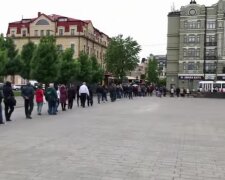 На Подолі люди вишикувались в довжелезну чергу на трамвай (відео)