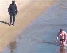 Поліція виловила з Дніпра чоловіка, що намагався доплисти до Гідропарку (відео)