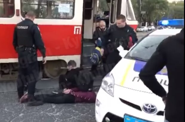 Підлітки вчинили бійку в трамваї і були жорстко затримані (відео)