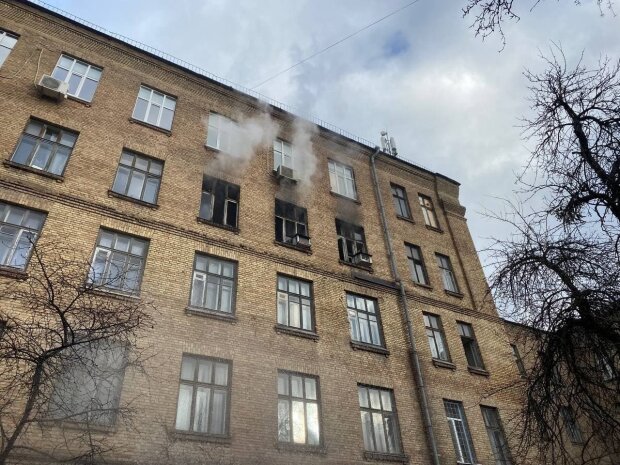 У Києві спалахнула пожежа в інституті (відео)