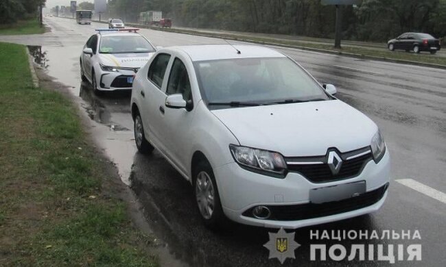 На Голосієві п’яний молодик поцупив у таксиста авто