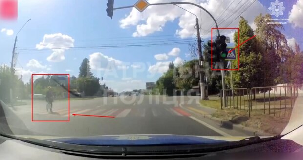 Перейшла дорогу на червоний сигнал світлофора - поліція Київщини оштрафувала жінку