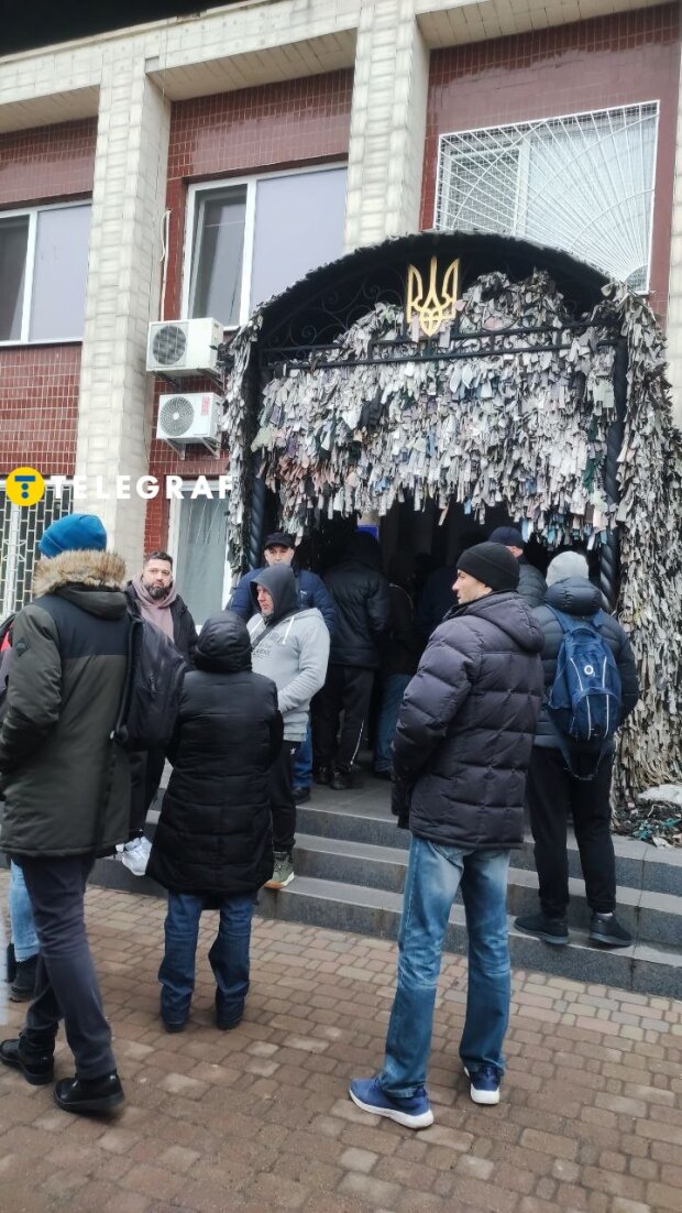 На Київщині, аби потрапити в ТЦК, щоб пройти ВЛК і не отримати штрафу - займають черги з ночі