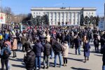 Світлошумові гранати та сльозогінний газ. Окупанти в Херсоні розігнали мирний мітинг (відео)