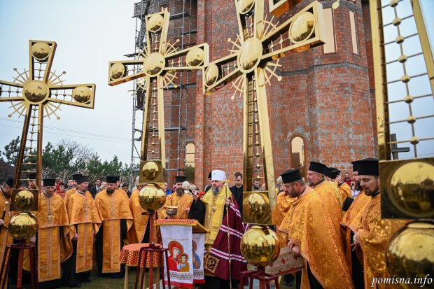 Митрополит ПЦУ Епіфаній освятив хрести на куполах новозбудованого храму на Київщині