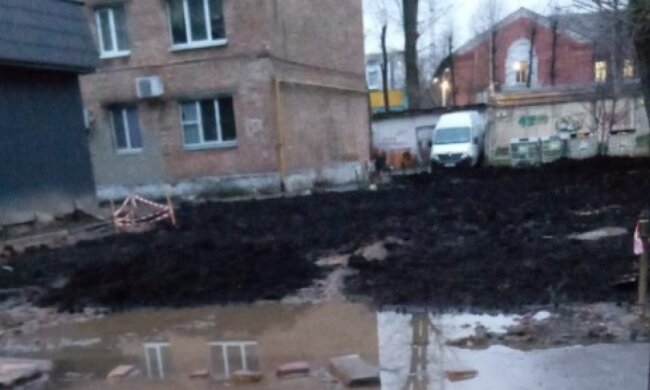 У мережі показали київський двір, по якому можна рухатися тільки на БТР