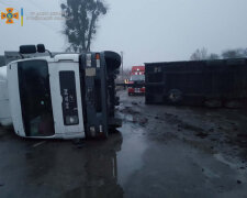 На Київщині перекинулась вантажівка, постраждав водій