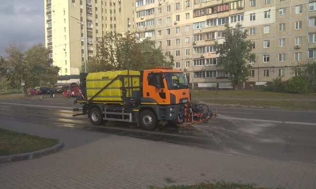 Київські вулиці знову дезінфікують