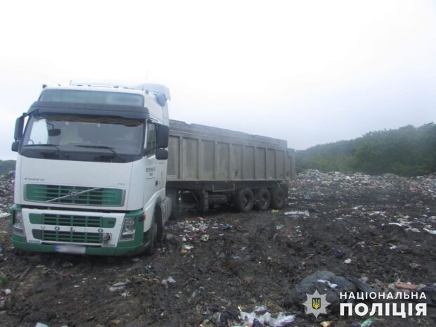 Під Київ звезли тонни львівського сміття: місцеві мешканці забили на сполох