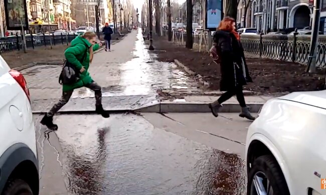 На бульварі Шевченка перехожі стрибали через річку