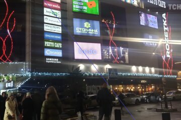 У Києві евакуювали людей з великого ТРЦ на Позняках