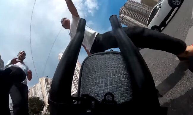 Конфлікт на дорозі: у Києві водій побив велосипедиста через зауваження (відео)